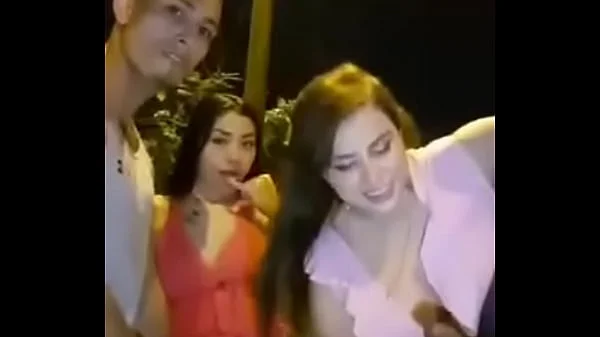 Dos amigas chupando pijas en la calle