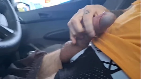 no ponto de onibus tirei pau pra fora e arrisquei masturbaçao