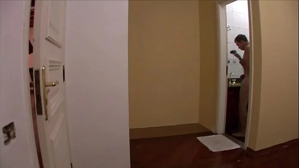 Marido machão deixou o amigo desempregado ar uns dias em casa. Você não vai acreditar no que aconteceu.