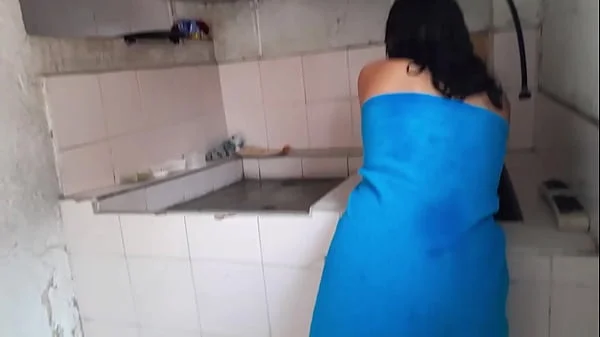 MI HERMANASTRA MORENA LATINA , ESTABA LAVANDO LA ROPA DE SU HERMANASTRO DESNUDA Y EL LA TERMINA FOLLANDO