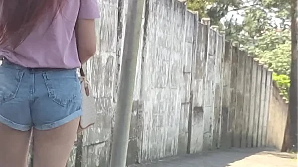 Arriscando punheta e pedindo informações pra desconhecida gostosa!