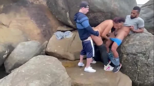 Casada fudendo na praia com dois.