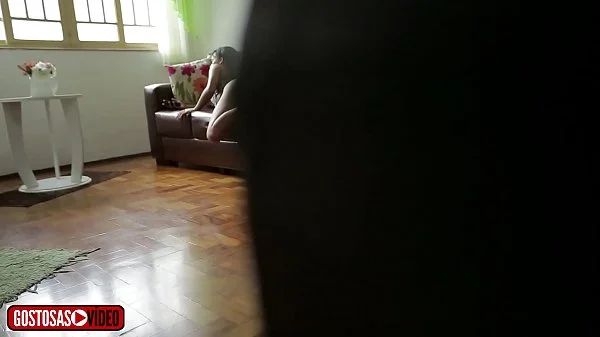 PADRASTO FILMA ENTEADA SÓ DE CALCINHA NA SALA -jota