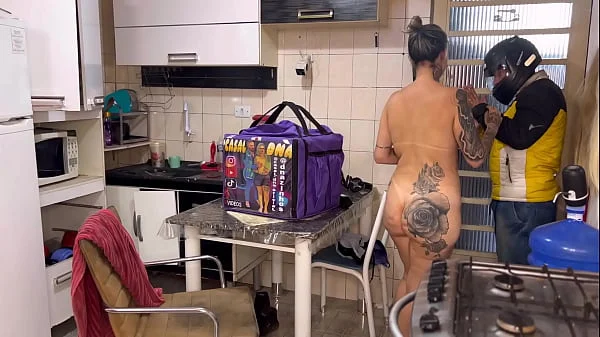 Fiquei pelada pro entregador de aplicativo e chamei ele pra dentro da minha casa .Ele não resistiu e me fudeu todinha hardcore Bunda enorme Peitos perfeitos pequenina chupando boquete História porno