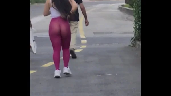 Casada quase nua na rua de calça legging transparente Luana Kazaki