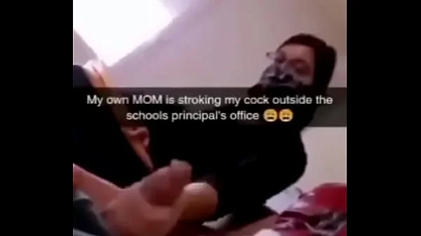 Madre masturba a su hijo