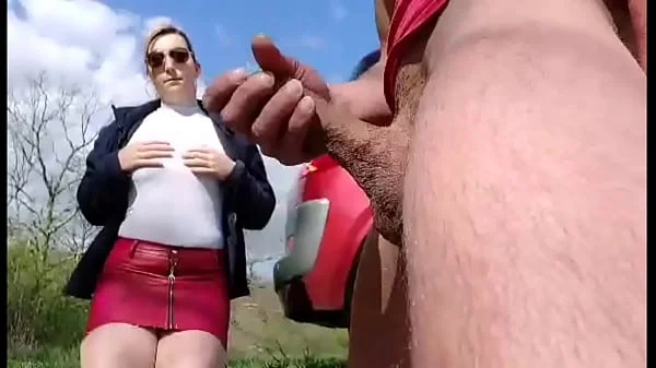 Dick flash, a young slut hidden behind the car takes it in her mouth !!