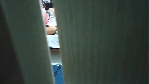 Espiando a mi mamá se masturba y hace videollamada con su novio al final se da cuenta