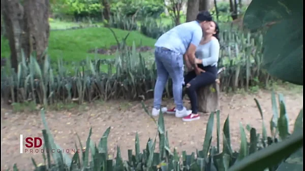 ESPIANDO A UNA PAREJA EN EL PARQUE PUBLICO