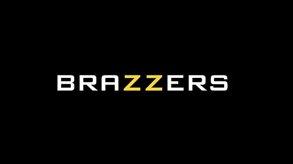 Cheating Gamer Distracted by Huge Cock - Kali Roses / Brazzers  / stream full from www.zzfull.com/hude